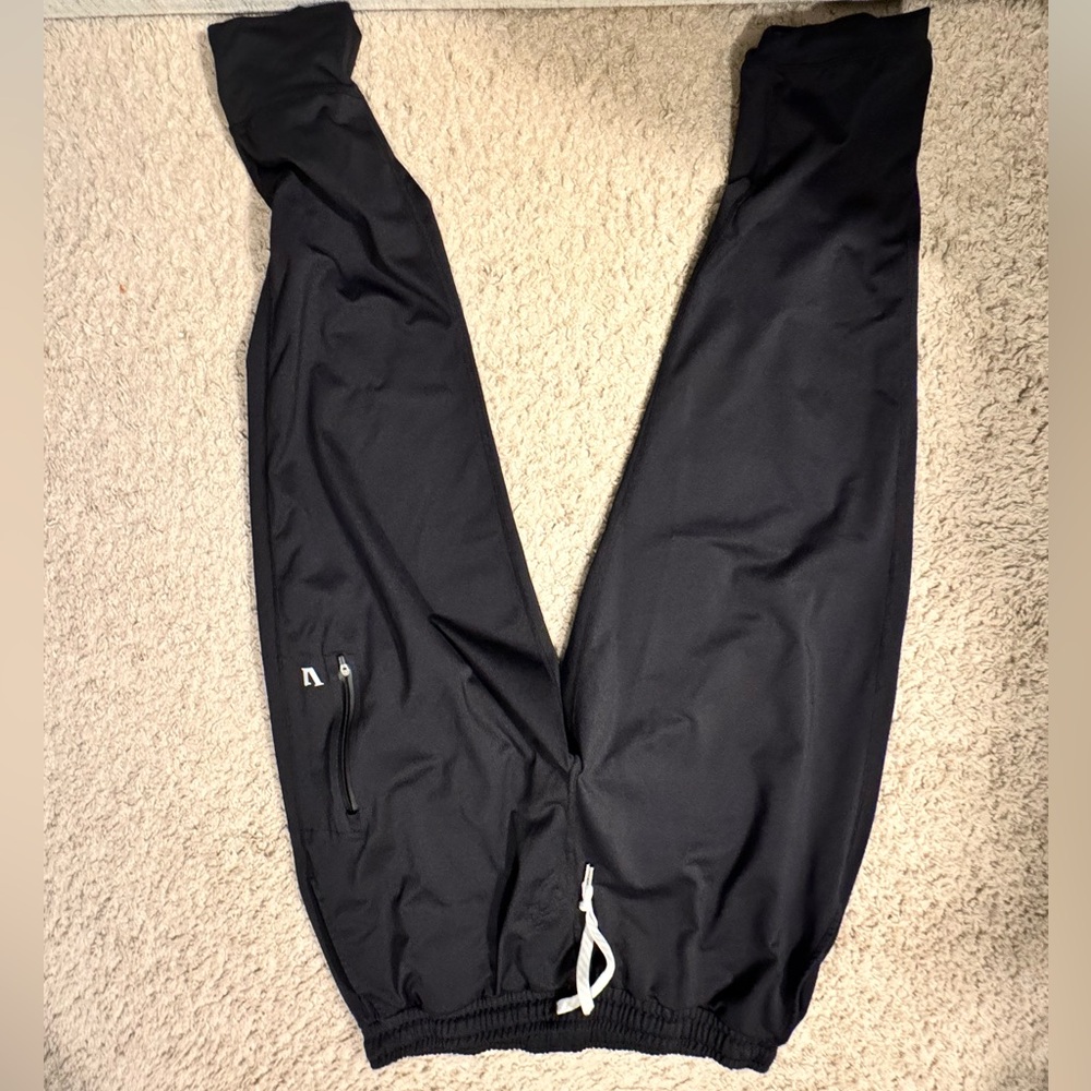 Vuori sweats like new condition
